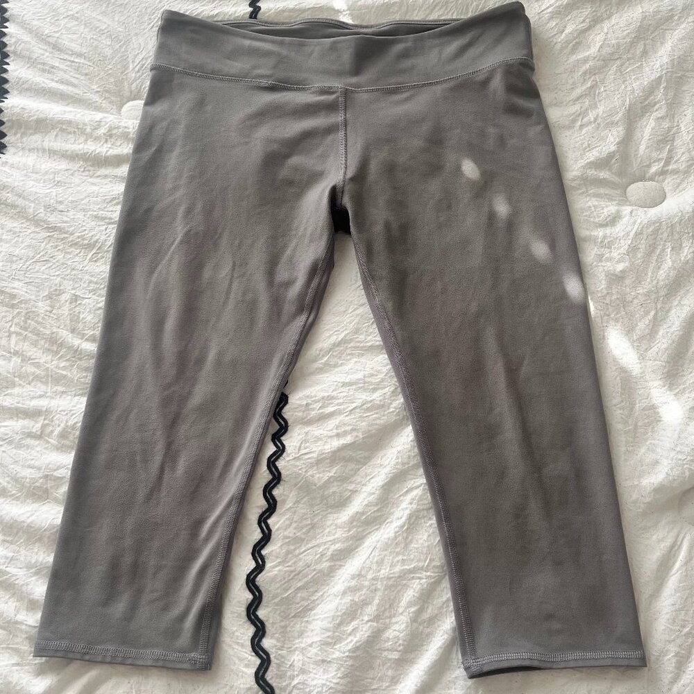 Fabletics Gray High-Waisted Capri Leggings Women’s Size XL